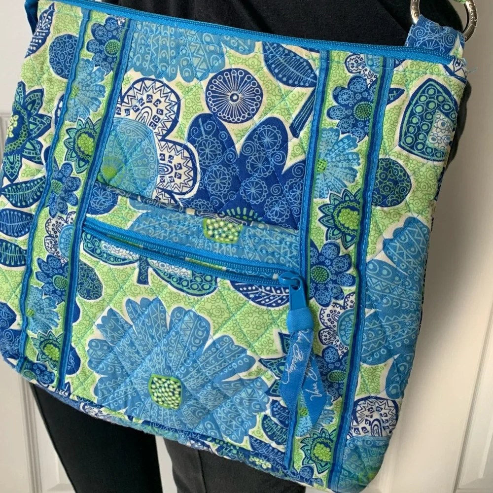 VERA BRADLEY shoulder bag in excellent condition. Lots of pockets - Picture 4 of 7